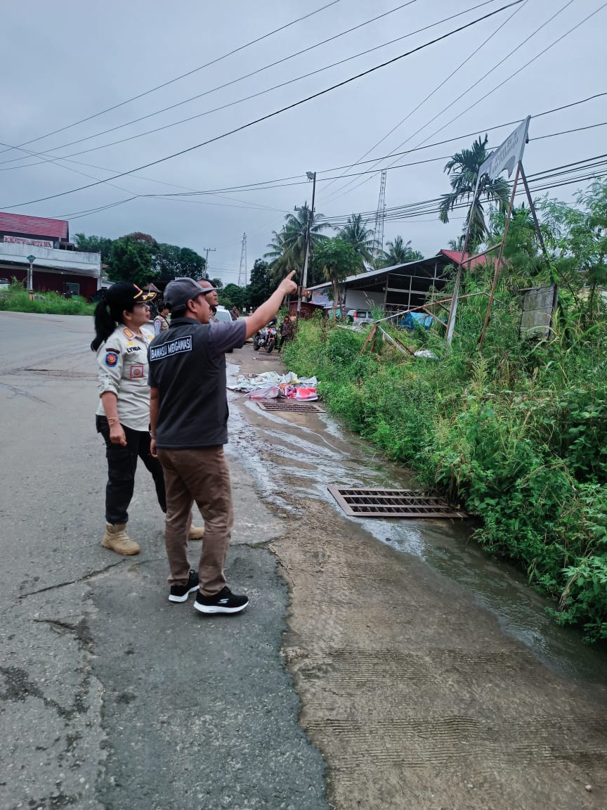  Bawaslu Kutai Barat Tertibkan Alat Peraga Kampanye (APK) Pada Masa Tenang