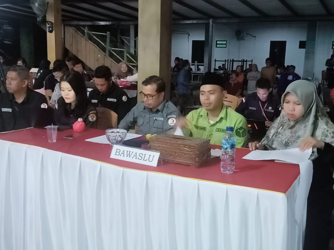 Bawaslu Kutai Barat Mengawasi Rapat Pleno Terbuka Rekapitulasi Hasil Penghitungan Perolehan Suara Pemilihan Umum 2024 Tingkat Kabupaten Kutai Barat