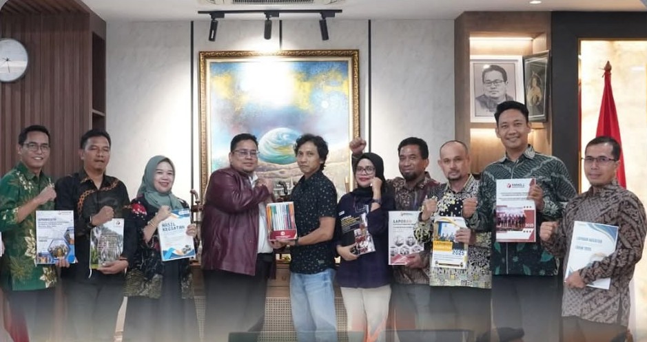 Bawaslu Kutai Barat Serahkan Laporan Akhir Kelembagaan Bersama Mitra Kerja Kepada Bawaslu RI