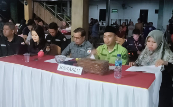 Bawaslu Kutai Barat Mengawasi Rapat Pleno Terbuka Rekapitulasi Hasil Penghitungan Perolehan Suara Pemilihan Umum 2024 Tingkat Kabupaten Kutai Barat