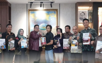 Bawaslu Kutai Barat Serahkan Laporan Akhir Kelembagaan Bersama Mitra Kerja Kepada Bawaslu RI